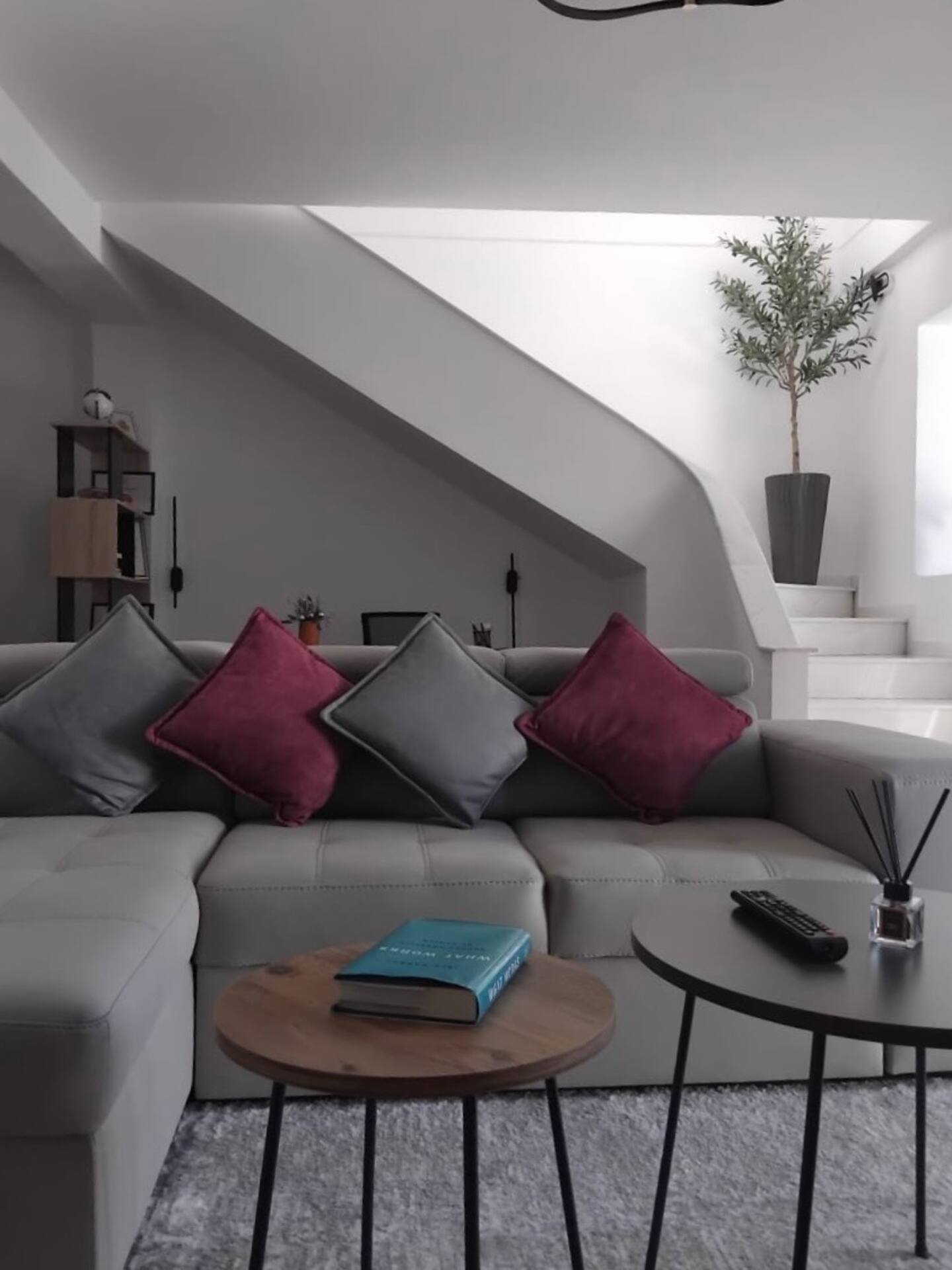 Vila Kurti living room with dining table and kitchen