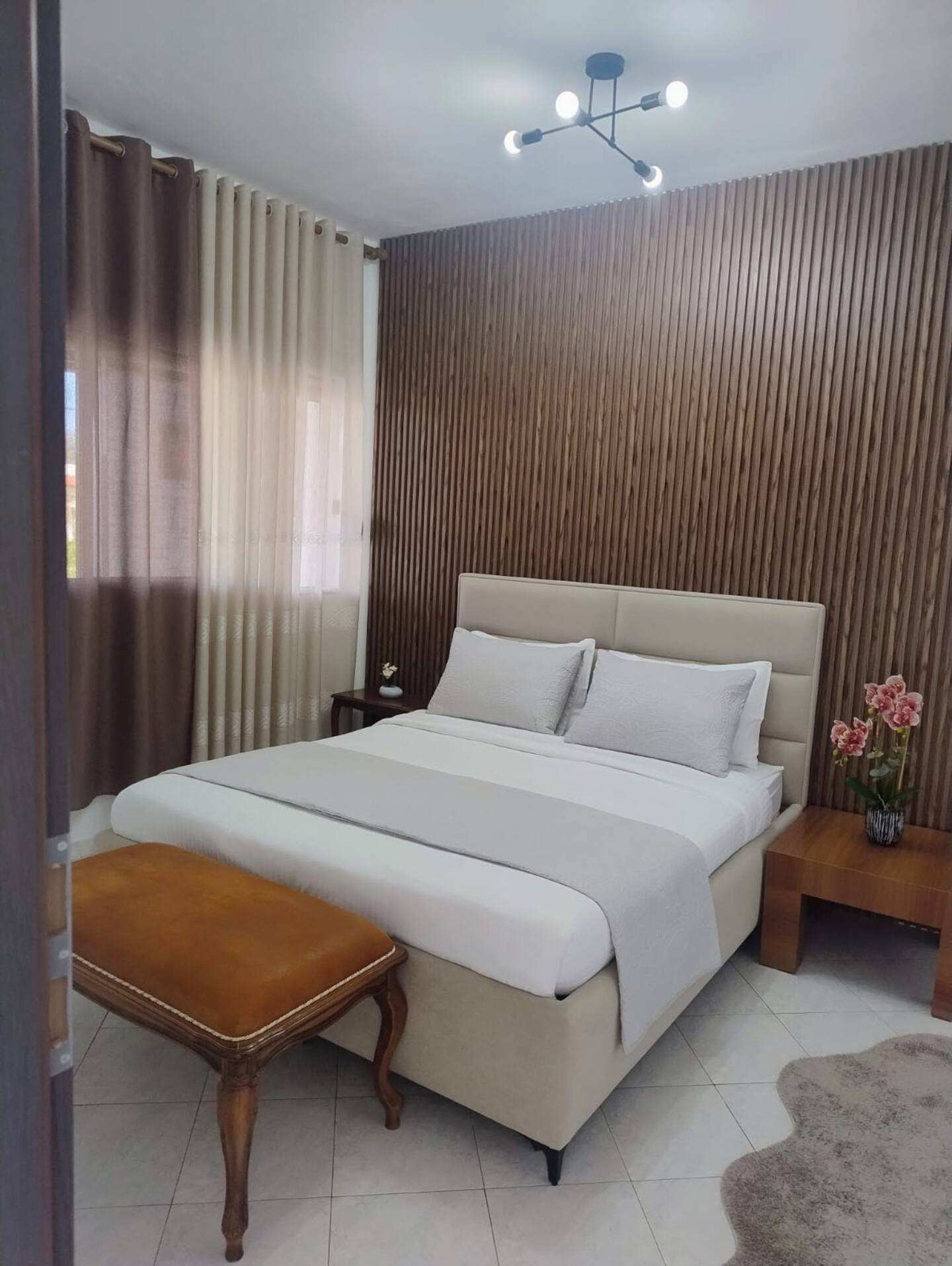 Vila Kurti bedroom with queen bed