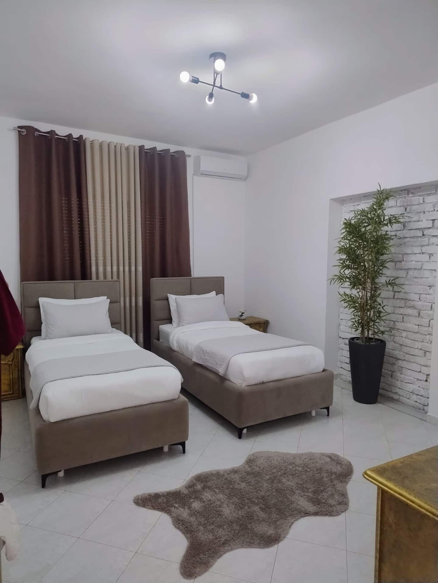 Vila Kurti twin bedroom with two single beds